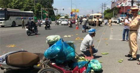 TAI NẠN GIAO THÔNG GHÊ RỢN TUẦN QUA: Xe khách vượt đèn đỏ gây tai nạn liên hoàn, xe bán tải húc bay 3 môtô khiến 4 người nhập viện