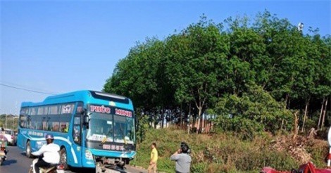 Clip: Xe hơi phóng nhanh, lấn làn đâm trực diện vào xe khách Phúc Minh 