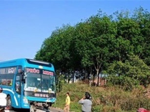 Clip: Xe hơi phóng nhanh, lấn làn đâm trực diện vào xe khách Phúc Minh