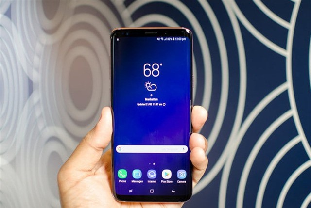 Samsung Galaxy S9 Plus "đối đầu" Google Pixel 2 XL 