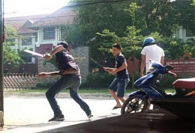 Hà Nội: Mâu thuẫn họ hàng, 2 cha con đâm chết người