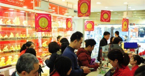 Người dân "quét sạch" hàng trăm nghìn sản phẩm vàng ngày vía Thần Tài