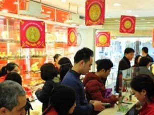 Người dân "quét sạch" hàng trăm nghìn sản phẩm vàng ngày vía Thần Tài