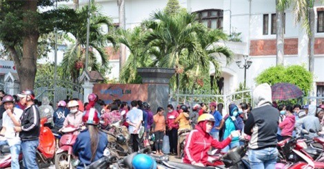 TIN HOT NGÀY 26/2: Giám đốc bệnh viện mất chức vì bổ nhiệm con trai 'thần tốc', 2.000 công nhân bị chủ 'quỵt' lương 