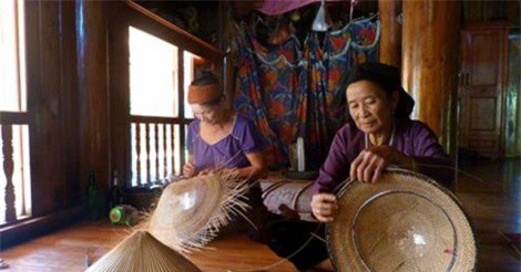 Bảo tồn nghề đan nón lá của đồng bào dân tộc Tày