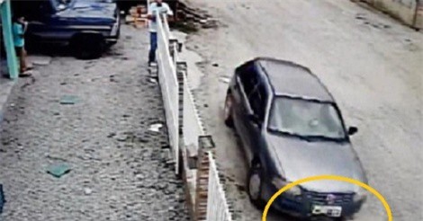 Clip: Thót tim với cảnh xe ôtô chạy qua người đứa bé 