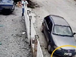 Clip: Thót tim với cảnh xe ôtô chạy qua người đứa bé