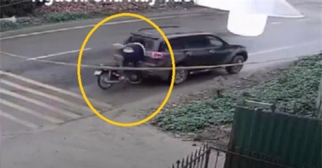 Clip: Xe máy phóng nhanh, nam thanh niên đâm đầu vào cửa kính ôtô ở Hà Nội 