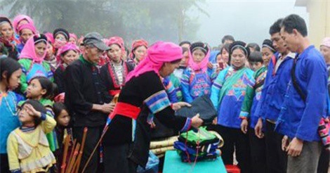 “Hát kể” trong đám cưới của người Phù Lá