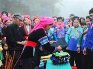 “Hát kể” trong đám cưới của người Phù Lá
