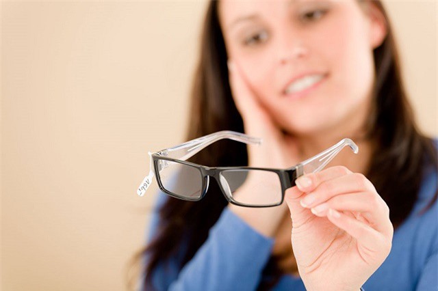 Tin vui cho người cận thị: Có thể từ bỏ việc đeo kính nhờ thuốc nhỏ mắt