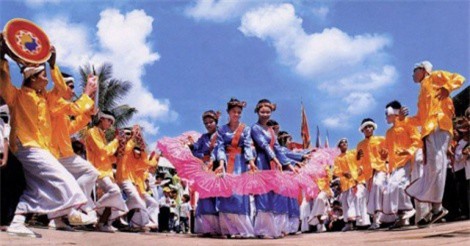 Tục rước xiêm y trong lễ hội Kate của người Chăm