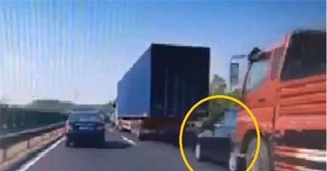 Clip: Kẹp giữa xe container và xe tải, chiếc ôtô bị tông bẹp dúm