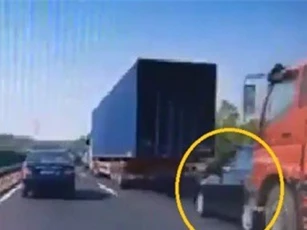 Clip: Kẹp giữa xe container và xe tải, chiếc ôtô bị tông bẹp dúm