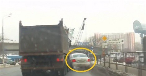 Clip: Lọt vào điểm mù của xe ben, chiếc Volkswagen bị tông nát đầu 