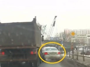 Clip: Lọt vào điểm mù của xe ben, chiếc Volkswagen bị tông nát đầu