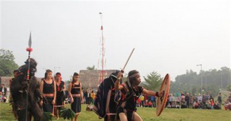 Lễ cầu may mắn, bình yên cho dân làng của người Ba Na ở Kon Tum