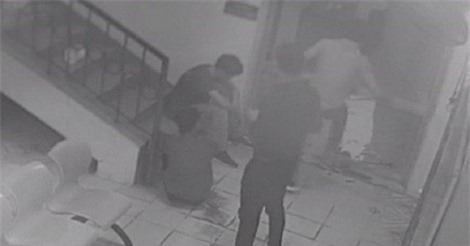 Mất bạn vì TNGT, nhóm côn đồ trút giận lên bác sĩ cấp cứu