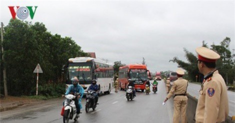 Xuất hiện 'cò' đưa khách né trạm cảnh sát giao thông