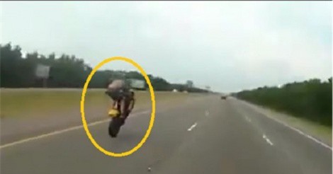 Clip: Biker nhận “quả đắng” vì thích bốc đầu thể hiện bản lĩnh