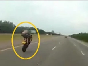 Clip: Biker nhận “quả đắng” vì thích bốc đầu thể hiện bản lĩnh