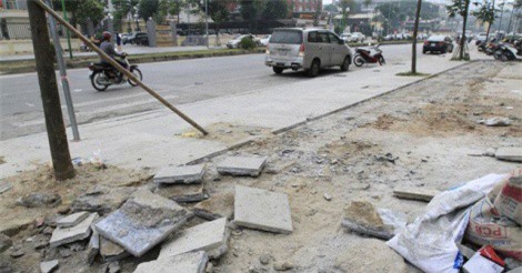 Đá lát vỉa hè Hà Nội vỡ toác: Trách nhiệm thuộc về ai?
