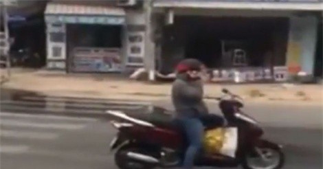 Nữ "Ninja Lead" tự biến mình thành "dải phân cách sống" gây bức xúc