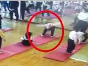 Tập yoga sai cách, bé gái 4 tuổi bị liệt nửa người