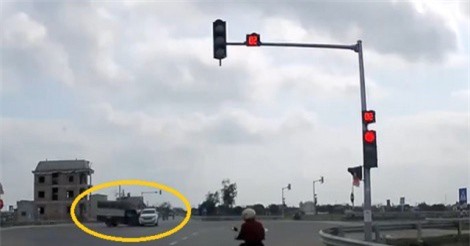 Clip: Vượt đèn đỏ, xe bán tải bị tông lật giữa giao lộ tại Thái Bình