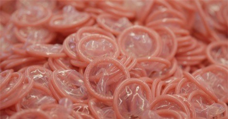 Nam giới Zimbabwe chê bao cao su Trung Quốc quá nhỏ