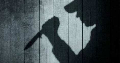 Bị chắn lối đi, lái xe dùng lê đâm chết người