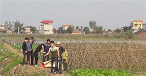 Hà Nội: Phát hiện xác nam giới bên xe máy