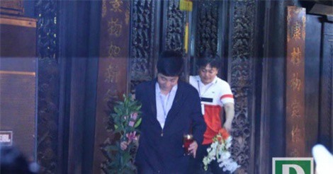 Lãnh đạo TP Nam Định nói gì về việc đại biểu ùa vào đền Thiên Trường "xin lộc"?