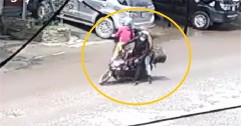 Clip: Người phụ nữ thản nhiên dừng xe giữa đường gây tai nạn trên quốc lộ 37