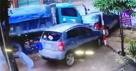 Clip: Xe ben mất lái đâm vào 2 ôtô đang đỗ bên đường ở Thái Nguyên