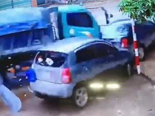Clip: Xe ben mất lái đâm vào 2 ôtô đang đỗ bên đường ở Thái Nguyên