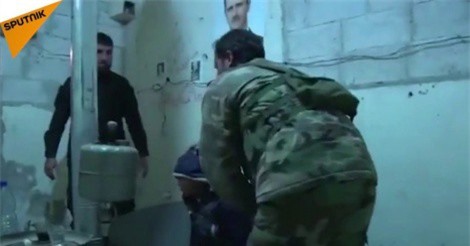 Clip: Xót xa cảnh trẻ em trốn khỏi Đông Ghouta - Syria dưới làn đạn phiến quân