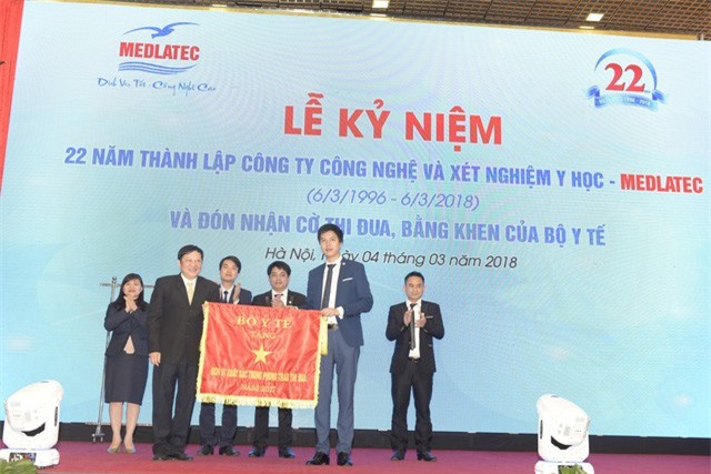 Bệnh viện Medlatec đón nhận Cờ Thi đua của Bộ Y tế