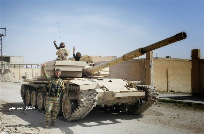 Chùm ảnh: Xe tăng Syria rầm rập tiến qua thị trấn mới tái chiếm được ở Đông Ghouta