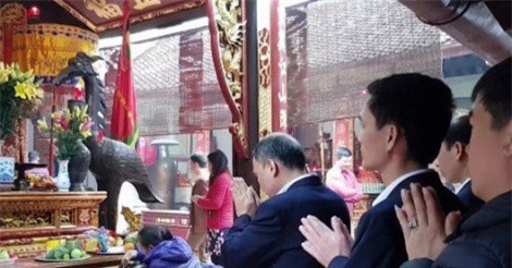 TIN HOT NGÀY 5/3: Bộ Giáo dục vào cuộc vụ cô giáo quỳ gối xin lỗi phụ huynh, hàng loạt cán bộ mất chức vì đi lễ đầu năm