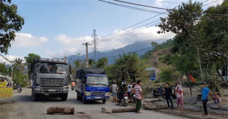 Bức xúc vì đường bụi, người dân mang gỗ, đá tảng… chặn xe