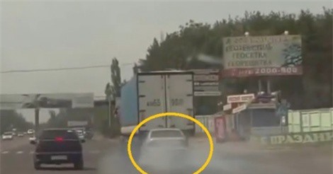 Clip: BMW Series 5 phóng “bạt mạng”, đâm đầu vào đuôi xe tải