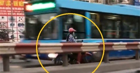 Clip: Giật mình cảnh người phụ nữ chạy ngược chiều, suýt đâm vào xe buýt ở Hà Nội