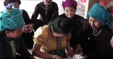 Lễ cúng đặt tên cho trẻ mới sinh của người Thái đen