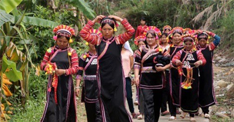 Trang phục truyền thống của người La Hủ