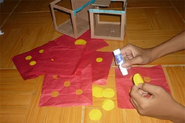 Tục dán giấy đỏ đón Tết của người Cao Lan