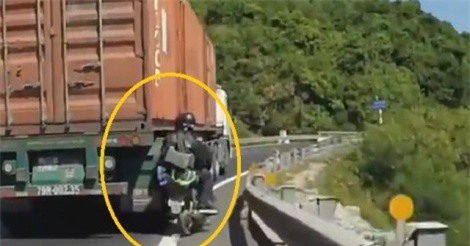 Clip: Chạy lấn làn, phượt thủ bị cuốn theo xe container suýt mất mạng