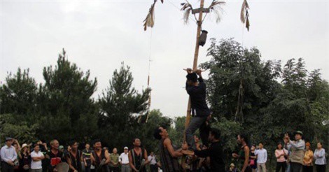 Độc đáo trò chơi leo cột trong lễ cầu mưa của người M’Nông