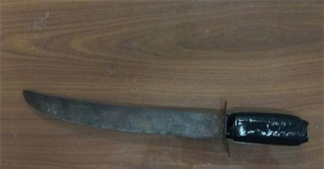 Nam sinh lớp 7 phi dao vào trán bạn