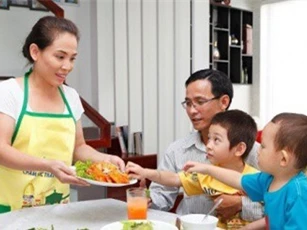 Phụ nữ dành 270 ngày/năm cho các công việc chăm sóc không lương